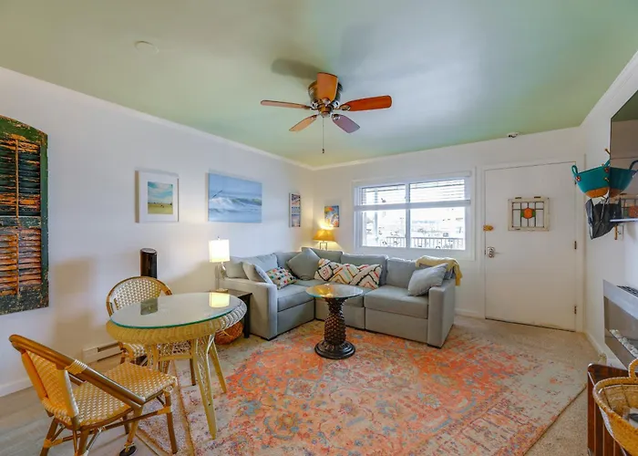 Holiday home Beachside Bliss! Ocean W/ Large Balcony *