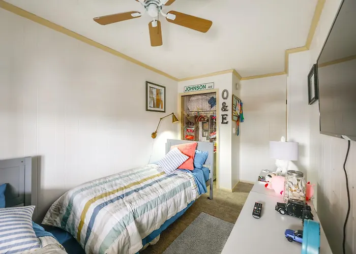 Holiday home Beachside Bliss! Ocean W/ Large Balcony